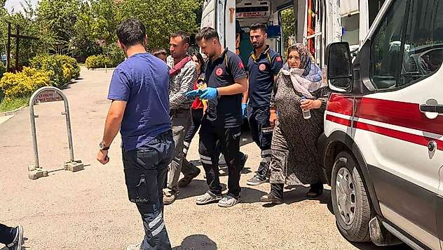 Takla atan otomobildeki 4 kişi yaralandı