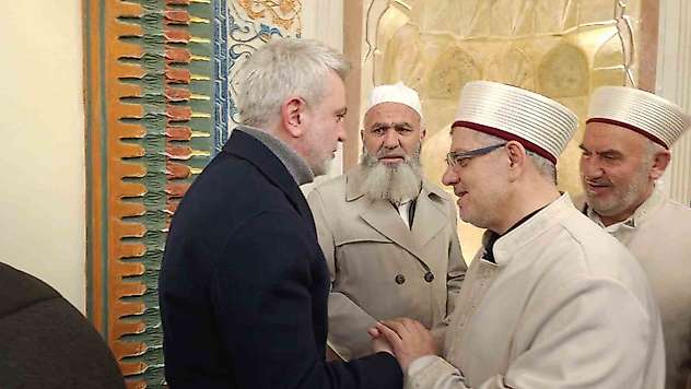 Tarihi Ulu Cami'de deprem sonrası ilk bayram namazı kılındı