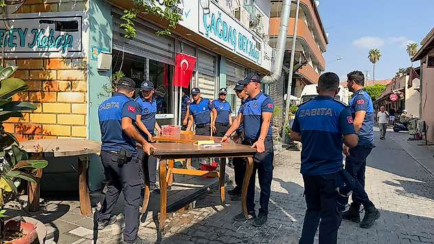 Tarsus Belediyesi'nden kaldırım işgallerine karşı kararlı denetim