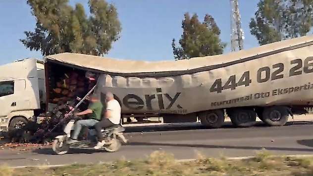 Tarsus'ta sebze meyve yüklü tırın çadırı yırtıldı, ürünler yola savruldu