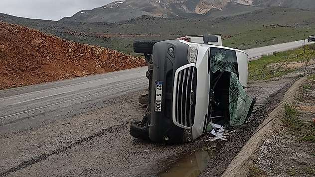 Taziyeye gidenleri taşıyan minibüs devrildi: 11 yaralı