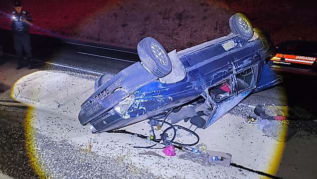 Tekeri yerinden çıkan otomobil takla attı: 5 yaralı