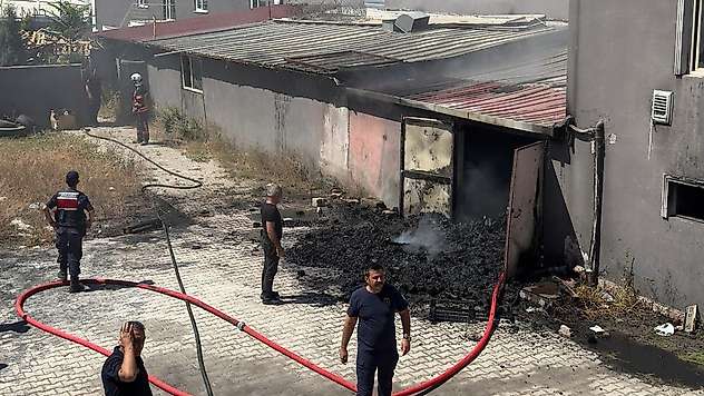 Tekstil fabrikasının atık deposunda yangın