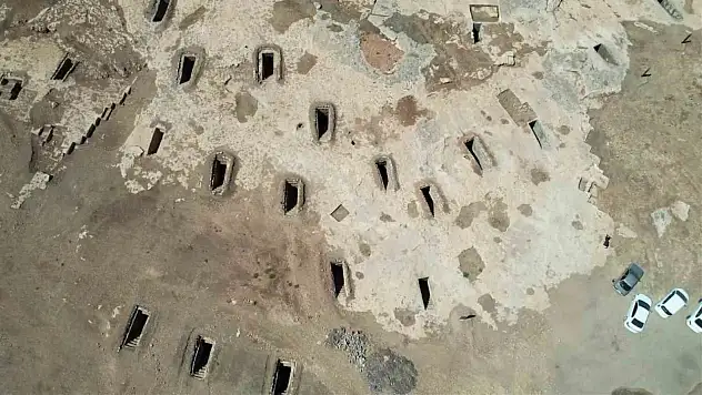 Temizlenen Turuş Kaya Mezarları'nda birbirinden ilginç kabartmalar ortaya çıkıyor