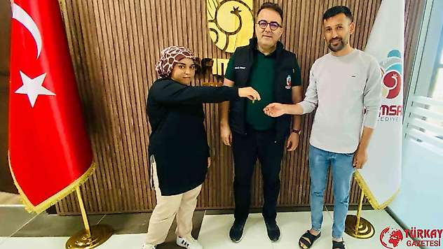 Temizlik işçisi bulduğu altını sahibine teslim etti
