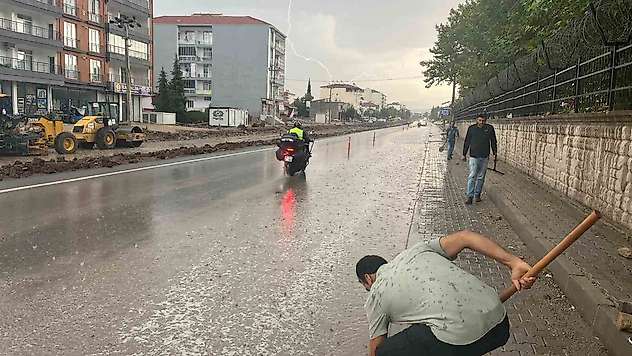 Gölbaşı Belediyesi karayolda tıkanan mazgalları temizledi