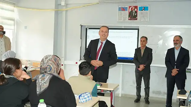 Tosun, Esentepe Anadolu Lisesi öğretmen ve öğrencileriyle bir araya geldi