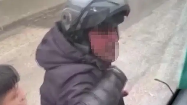 Trafikte tartıştığı servis aracının camını kaskıyla kırdı