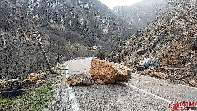 Tunceli-Erzincan karayoluna dev kaya parçaları düştü