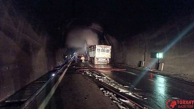 Tünelde korku dolu anlar: Tır alev aldı, ulaşım aksadı