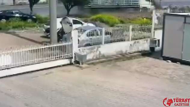 Tüp yüklü tır otomobili sürükleyip devrildi: O anlar kamerada