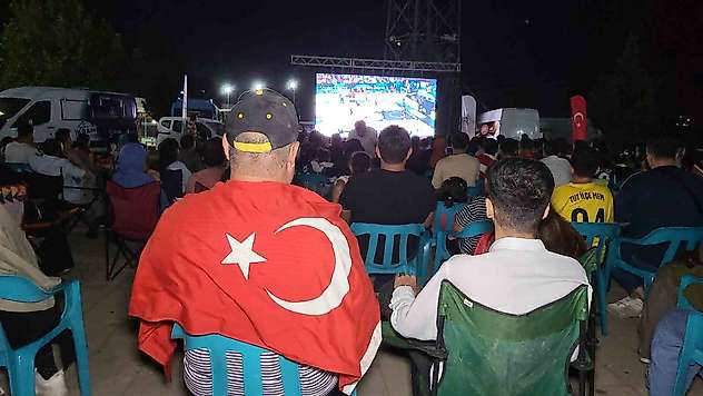 Türkiye- Almanya maçını Adıyamanlılar dev ekrandan izledi