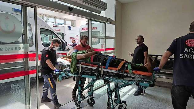 Tütün yüklü römork devrildi: 8 yaralı