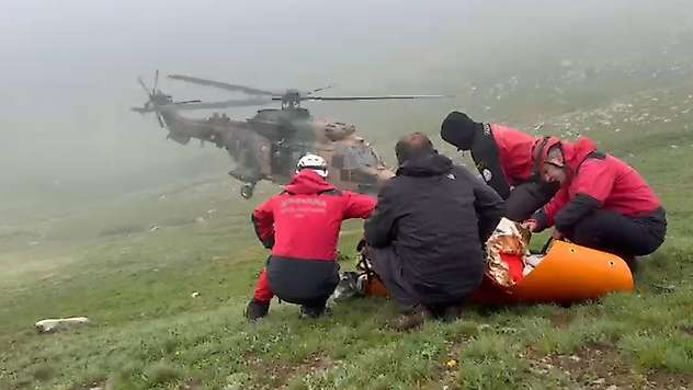 Uçağın Enkazındaki Yaralı Yolcu ve Ölen Pilotun Cenazesi Bölgeden Helikopterle Alındı