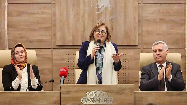 Umreden dönen ikinci kafile, Fatma Şahin ile bir araya geldi
