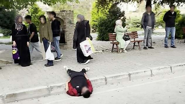 Uyuşturucu bağımlısı durak yanında uyuyakaldı