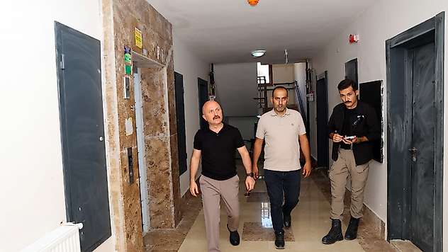 Vali Varol'dan Örenli kalıcı deprem konutlarına habersiz denetim