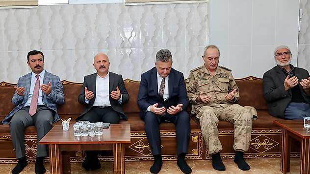 Vali Varol'dan vefat eden uzman çavuşun ailesine başsağlığı ziyareti