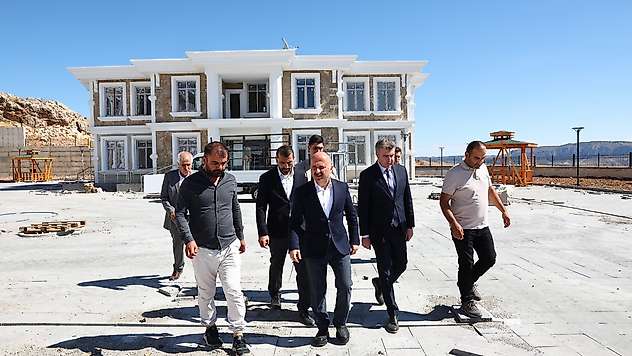 Vali Varol Gerger Belediyesi Yeni hizmet binasında incelemelerde bulundu
