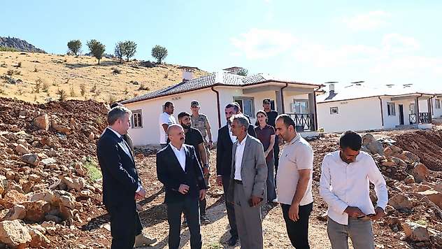Vali Varol Gerger Tillo'da köy evlerinde incelemede bulundu