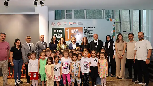 Vali Varol İl Halk Kütüphanesinde sanat sergisini gezdi