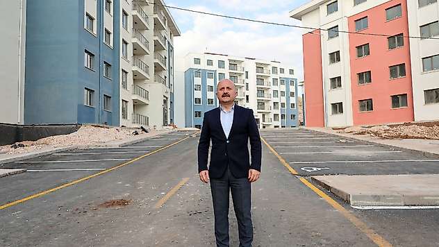 Vali Varol indere kalıcı deprem konutlarında incelemelerde bulundu
