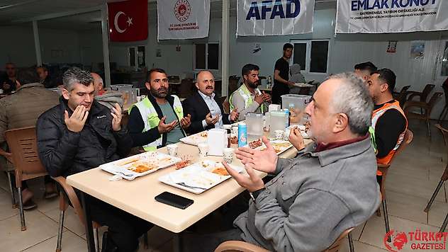Vali Varol, inşaat işçileriyle iftar sofrasında bir araya geldi