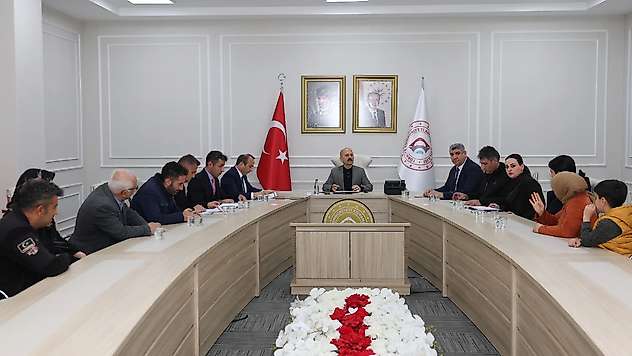 Vali Varol İş arayan vatandaşlarla bir araya geldi
