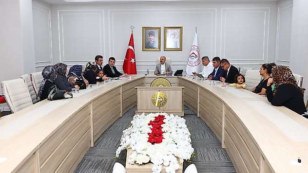 Vali Varol iş arayan vatandaşlarla bir araya geldi