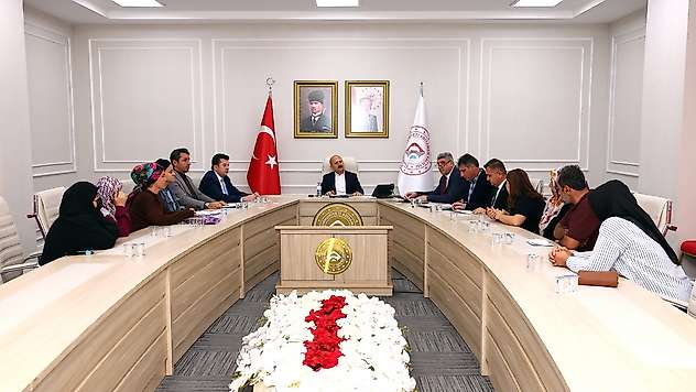 Vali Varol iş arayan vatandaşlarla bir araya geldi