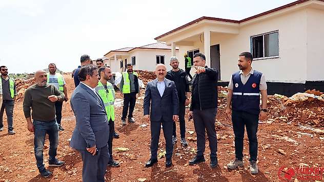 Vali Varol, köy evlerinde incelemelerde bulundu
