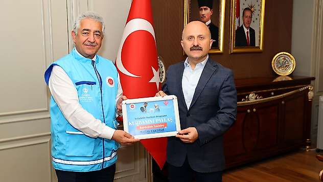 Vali Varol Kurbanını Türkiye Diyanet Vakfına bağışladı