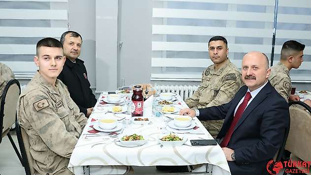 Vali Varol  Mehmetçikle iftar yaptı