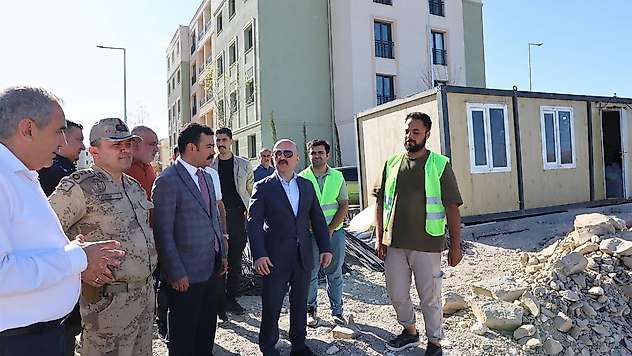 Vali Varol Salkımbağı Emlak Konutlarında incelemelerde bulundu