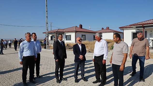 Vali Varol, Samsat İnceali Mezrasında köy evlerini inceledi