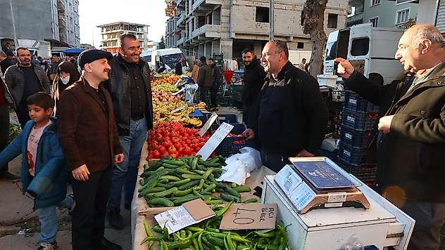 Vali Varol Semt Pazarı esnafıyla bir araya geldi