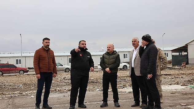 Vali Varol Vartana prefabrik yaşam alanında incelemelerde bulundu
