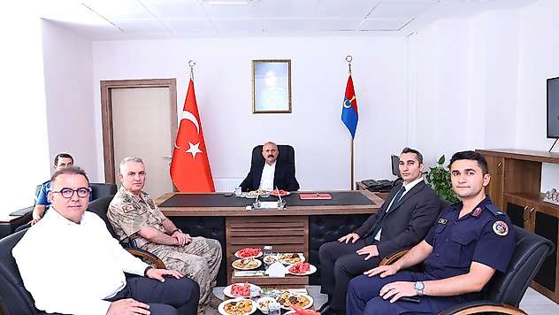Vali Varol ve beraberindeki heyetten Samsat İlçe Jandarma Komutanlığına ziyaret