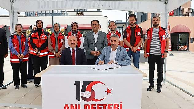 Vali Varol ve Milletvekili Alkayış 15 Temmuz anı defterine duygu ve düşüncelerini yazdı