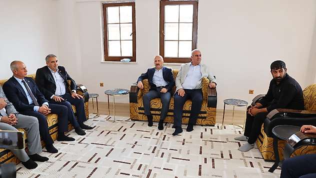 Vali Varol ve Milletvekili Özhan Yazıkarakuyu Köyünde deprem konutlarını inceledi