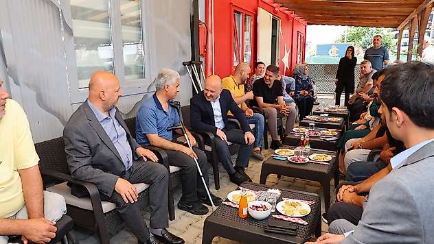 Vali Varol ve Milletvekillerinden depremde Ampute olan vatandaşlara bayram ziyareti