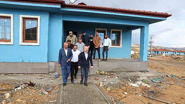 Vali Varol Yaylakonak Beldesi Kırsal Köy Evlerinde incelemelerde bulundu
