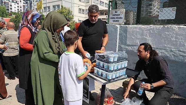 Vefat eden mühendisin adına YKS öncesi simit ve ayran dağıtıldı
