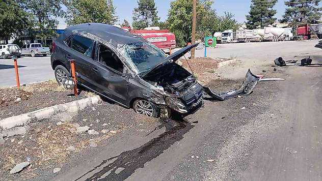 Adıyaman Gölbaşı yolunda virajı alamayan otomobil takla attı