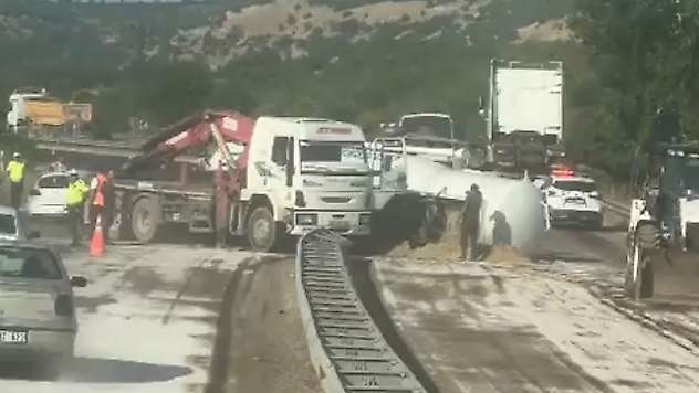Yakıt tankeri devrildi, kara yolunda ulaşım aksadı