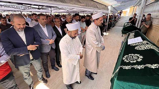 Yangında hayatını kaybeden engelli 3 kardeş toprağa verildi