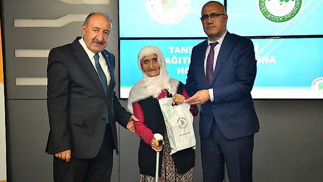 Yeşilyurt Belediyesi'nden ihtiyaç sahibi yaşlılara tansiyon aleti desteği
