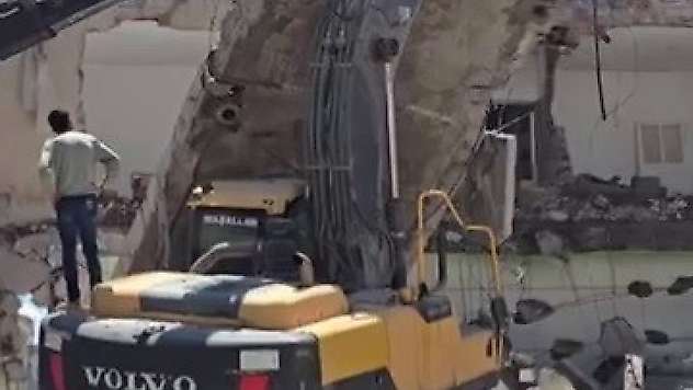 Yıkım sırasında beton bloğu iş makinasının üzerine düştü