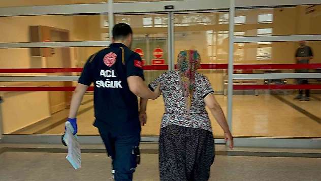 Yılanın ısırdığı kadın hastaneye kaldırıldı