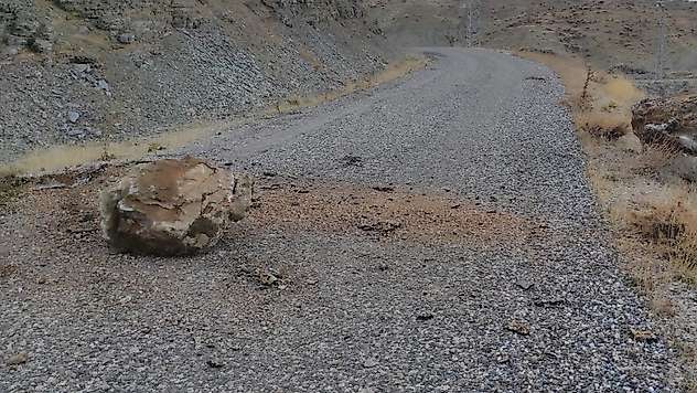 Yola düşen kaya parçaları tepkilere neden oluyor